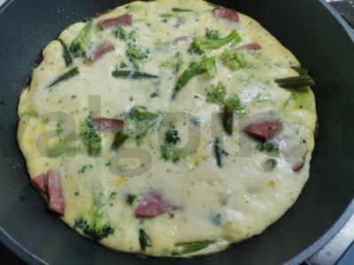 Omletas su brokoliais ir dešra Žingsnis 7