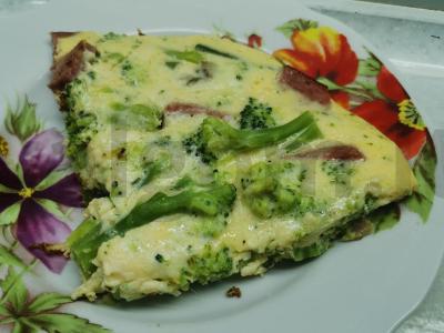 Omletas su brokoliais ir dešra pagrindine nuotrauka