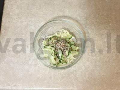 Žalias salotas su agurkais ir kopūstais Žingsnis 3