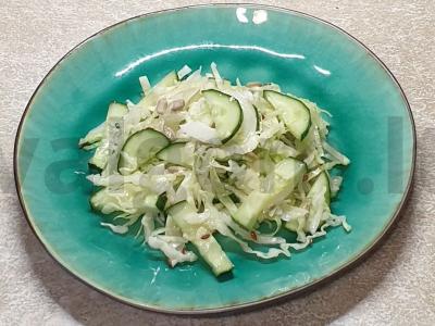 Žalias salotas su agurkais ir kopūstais pagrindine nuotrauka
