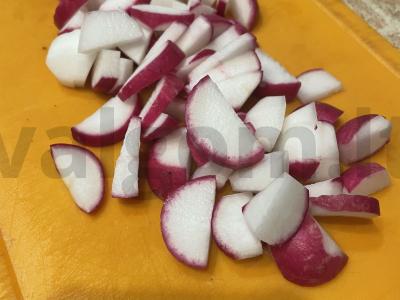 Ridikėlių ir vyšnių pomidorų salotas Žingsnis 1