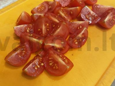 Ridikėlių ir vyšnių pomidorų salotas Žingsnis 2