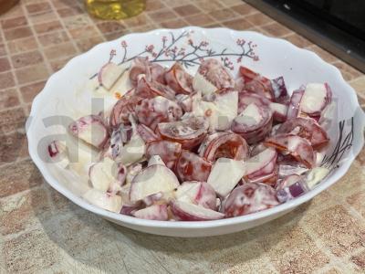 Ridikėlių ir vyšnių pomidorų salotas pagrindine nuotrauka