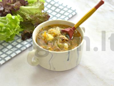 Šči su kiauliena ir pomidorų pasta pagrindine nuotrauka