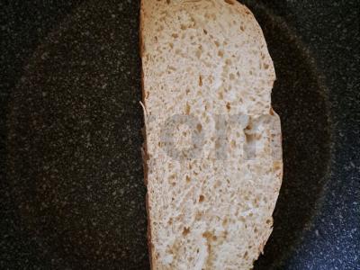 Brusketa su kumpiu ir vynuogėmis Žingsnis 1