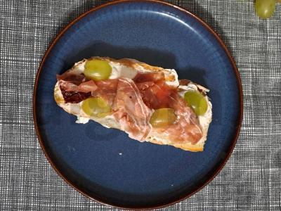 Brusketa su kumpiu ir vynuogėmis pagrindine nuotrauka