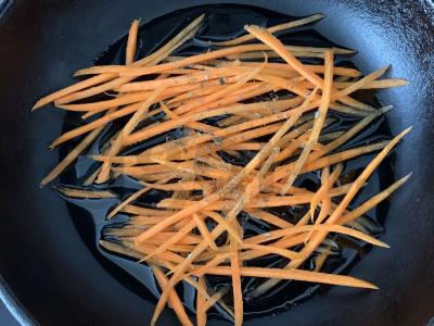 Kiaušinių makaronai su daržovėmis ir terijaki padažu Žingsnis 1