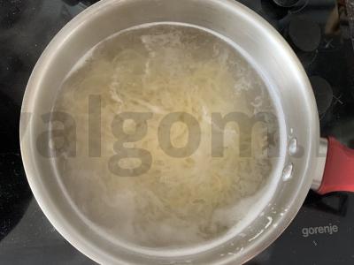 Kiaušinių makaronai su daržovėmis ir terijaki padažu Žingsnis 2