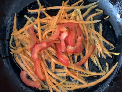 Kiaušinių makaronai su daržovėmis ir terijaki padažu Žingsnis 3