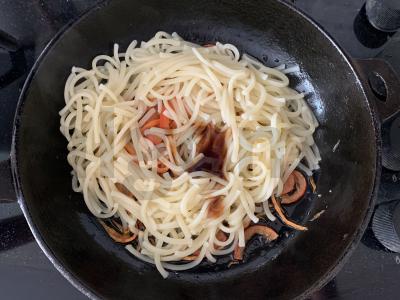 Kiaušinių makaronai su daržovėmis ir terijaki padažu Žingsnis 4