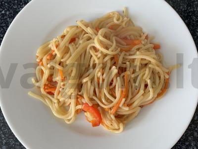 Kiaušinių makaronai su daržovėmis ir terijaki padažu pagrindine nuotrauka