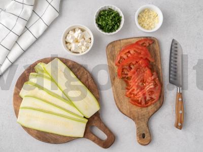 Cukinijų užkandis su feta sūriu Žingsnis 1
