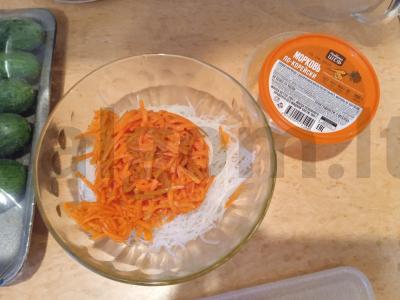 Salotas su funčozė ir vištiena azijietiškai Žingsnis 4