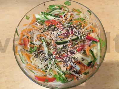 Salotas su funčozė ir vištiena azijietiškai pagrindine nuotrauka