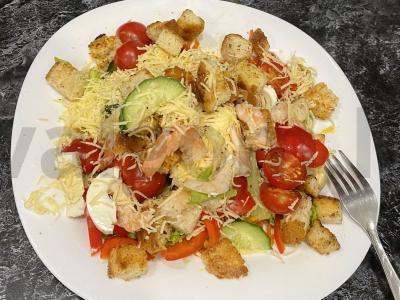 Greitas salotas su krevetėmis pagrindine nuotrauka