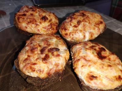 Kepti sumuštiniai su dešrelėmis ir sūriu pagrindine nuotrauka