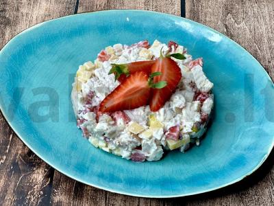 Salotos su vištiena, braškėmis ir pistacijomis pagrindine nuotrauka