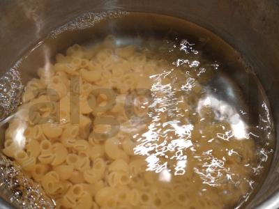 Skani makaronai su dešrelėmis ir pomidorų pasta Žingsnis 1