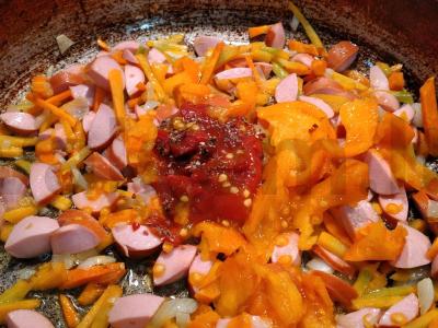 Skani makaronai su dešrelėmis ir pomidorų pasta Žingsnis 4