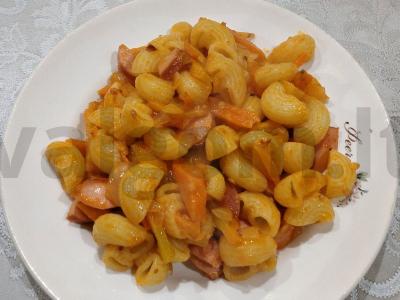 Skani makaronai su dešrelėmis ir pomidorų pasta pagrindine nuotrauka