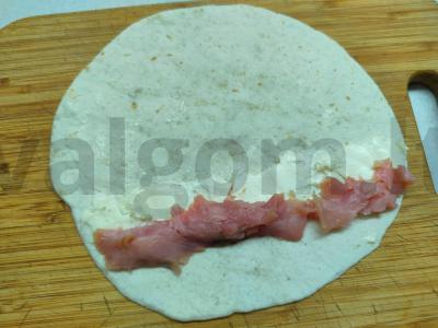 Ritinys su silpnai sūdyta lašiša ir varškės sūriu Žingsnis 1