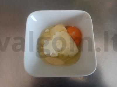 Varškės apkepas su avietėmis ir kondensuotu pienu Žingsnis 1