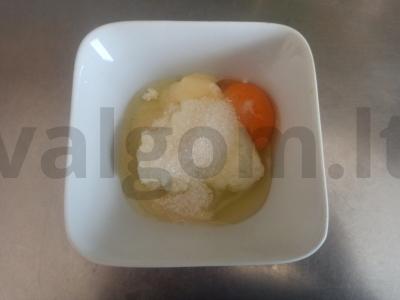 Varškės apkepas su avietėmis ir kondensuotu pienu Žingsnis 2