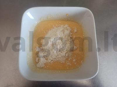 Varškės apkepas su avietėmis ir kondensuotu pienu Žingsnis 3