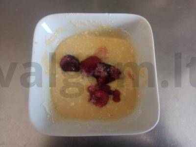 Varškės apkepas su avietėmis ir kondensuotu pienu Žingsnis 4