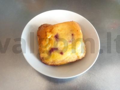 Varškės apkepas su avietėmis ir kondensuotu pienu pagrindine nuotrauka