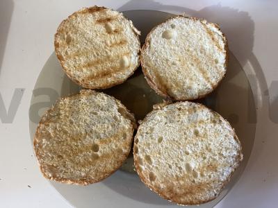 Svogūniniai burgeriai su vištienos kotletais Žingsnis 1