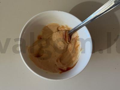 Svogūniniai burgeriai su vištienos kotletais Žingsnis 3