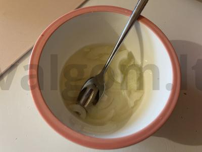 Svogūniniai burgeriai su vištienos kotletais Žingsnis 6