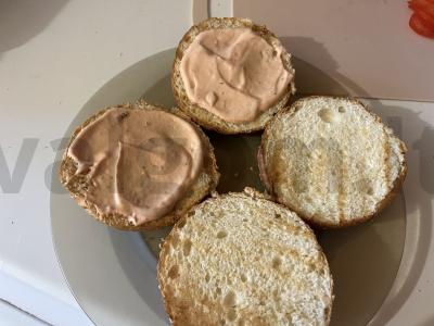 Svogūniniai burgeriai su vištienos kotletais Žingsnis 7