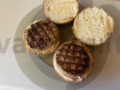 Svogūniniai burgeriai su vištienos kotletais Žingsnis 8