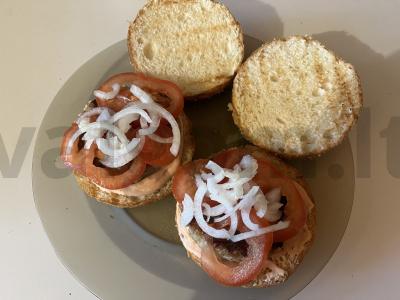 Svogūniniai burgeriai su vištienos kotletais Žingsnis 10