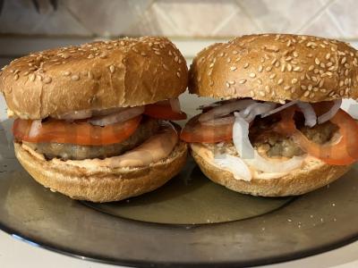 Svogūniniai burgeriai su vištienos kotletais pagrindine nuotrauka
