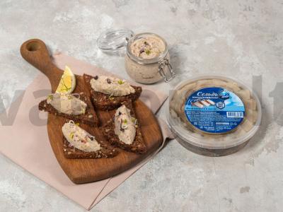 Silkių rietas su žaliu obuoliu pagrindine nuotrauka