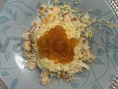 Salotas „Karališkas“ su ikrais ir rikota pagrindine nuotrauka