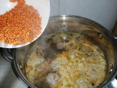 Sriuba su meatballs ir raudonąja lęša Žingsnis 4