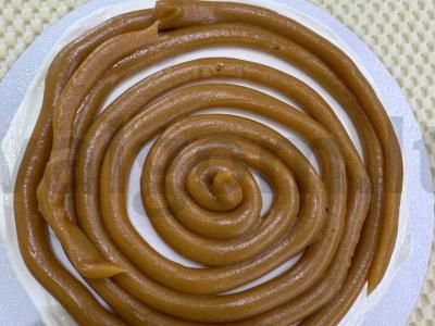 Namų grietinėlės karamelė su grietinėlėmis pagrindine nuotrauka