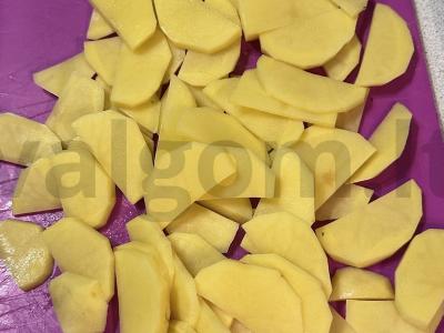 Kepta bulvė su marinuotais voveraitėmis, žaliu svogūnu ir kiaulienos mėsa Žingsnis 1