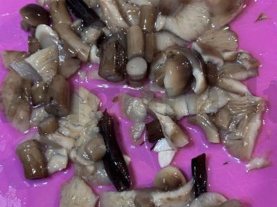 Kepta bulvė su marinuotais voveraitėmis, žaliu svogūnu ir kiaulienos mėsa Žingsnis 3