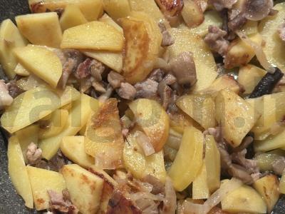 Kepta bulvė su marinuotais voveraitėmis, žaliu svogūnu ir kiaulienos mėsa Žingsnis 5