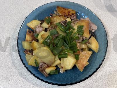 Kepta bulvė su marinuotais voveraitėmis, žaliu svogūnu ir kiaulienos mėsa pagrindine nuotrauka