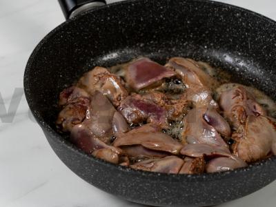 Vištienos kepenėlės su daržovėmis Žingsnis 8