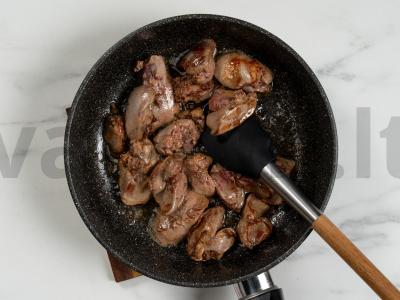 Vištienos kepenėlės su daržovėmis Žingsnis 9