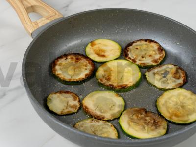 Vištienos kepenėlės su daržovėmis Žingsnis 11