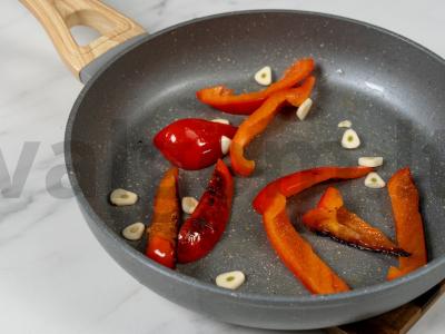 Vištienos kepenėlės su daržovėmis Žingsnis 12