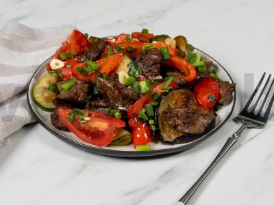 Vištienos kepenėlės su daržovėmis pagrindine nuotrauka